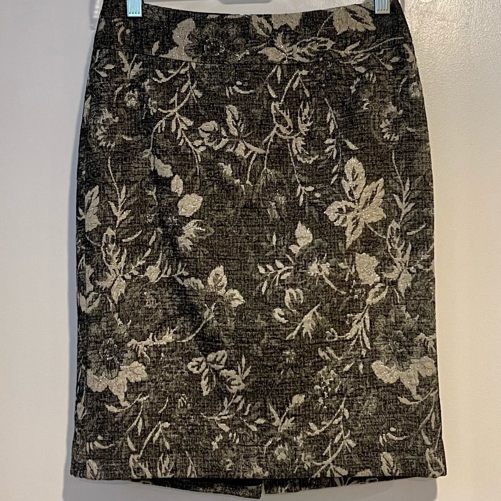 Ann Taylor Black, Gray, and Sparkle Floral Pattern Pencil Skirt. Size 0 Petite.